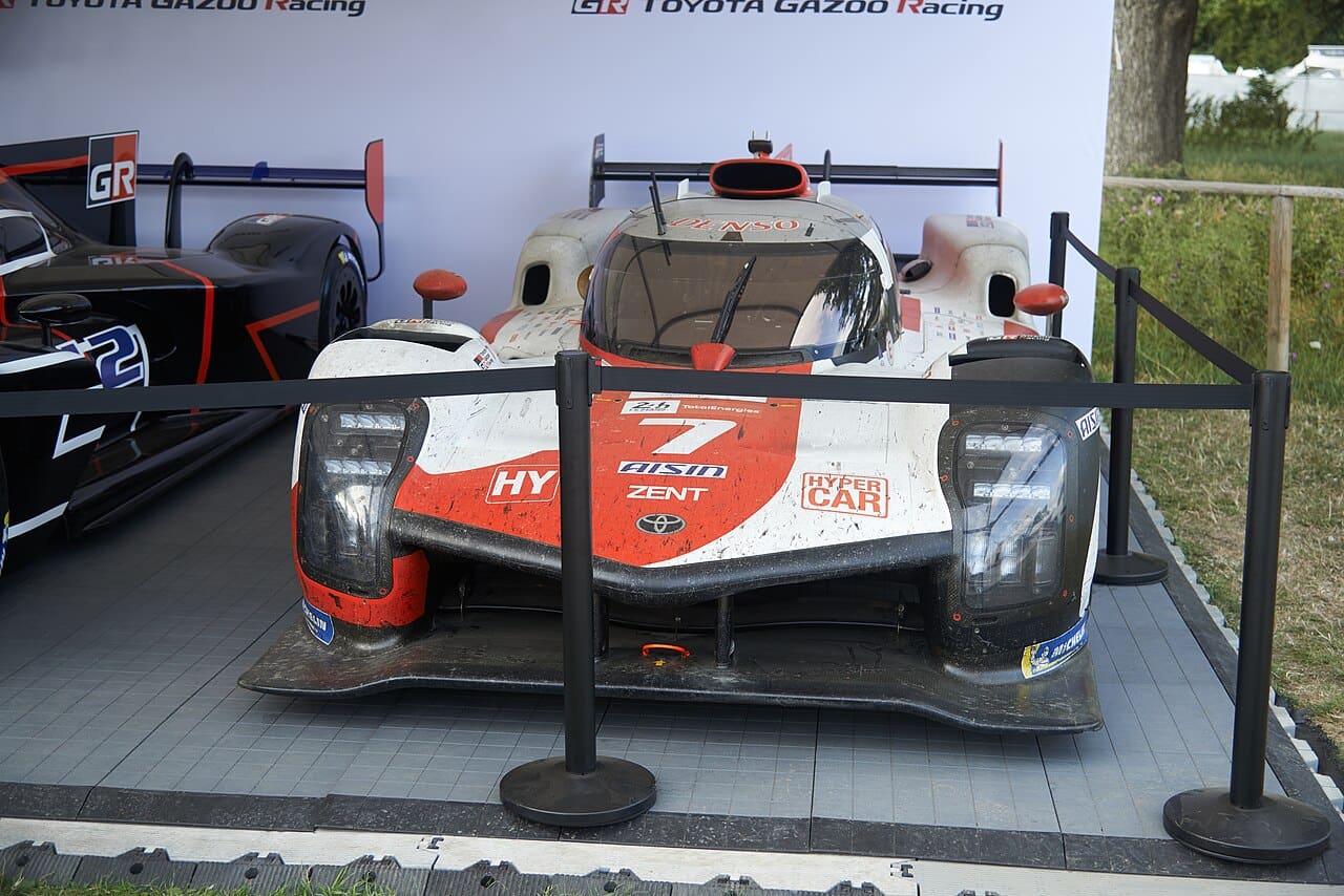 Toyota GR010 Hybrid na pretekárskej trati