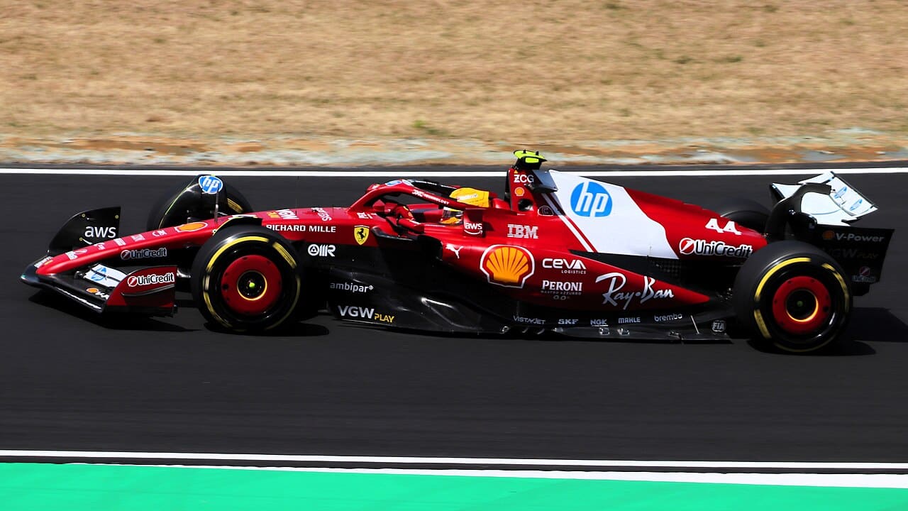Lewis Hamilton vo Ferrari počas tréningu