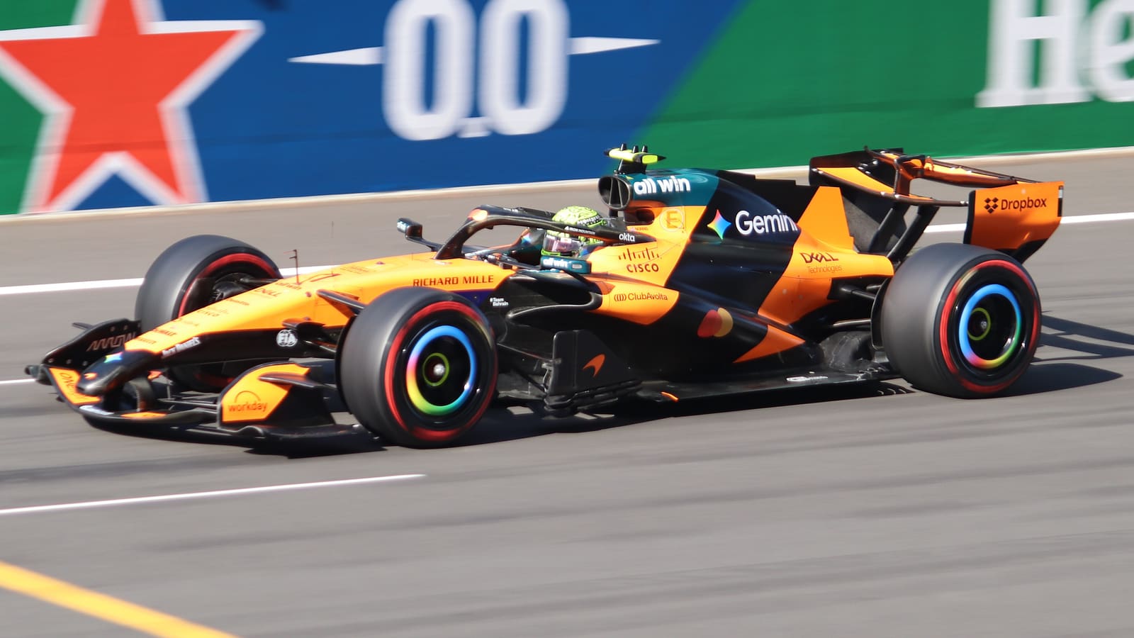 Lando Norris za volantom McLarenu počas kvalifikácie