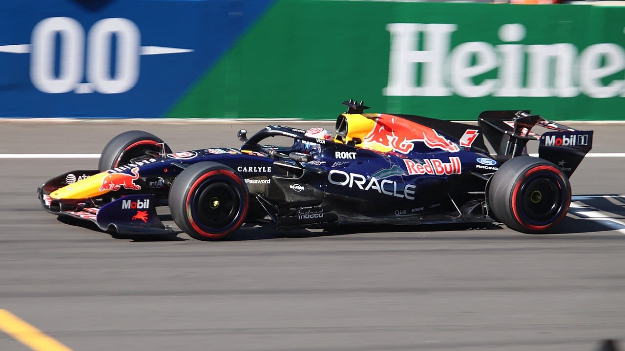 Max Verstappen za volantom Red Bullu na trati