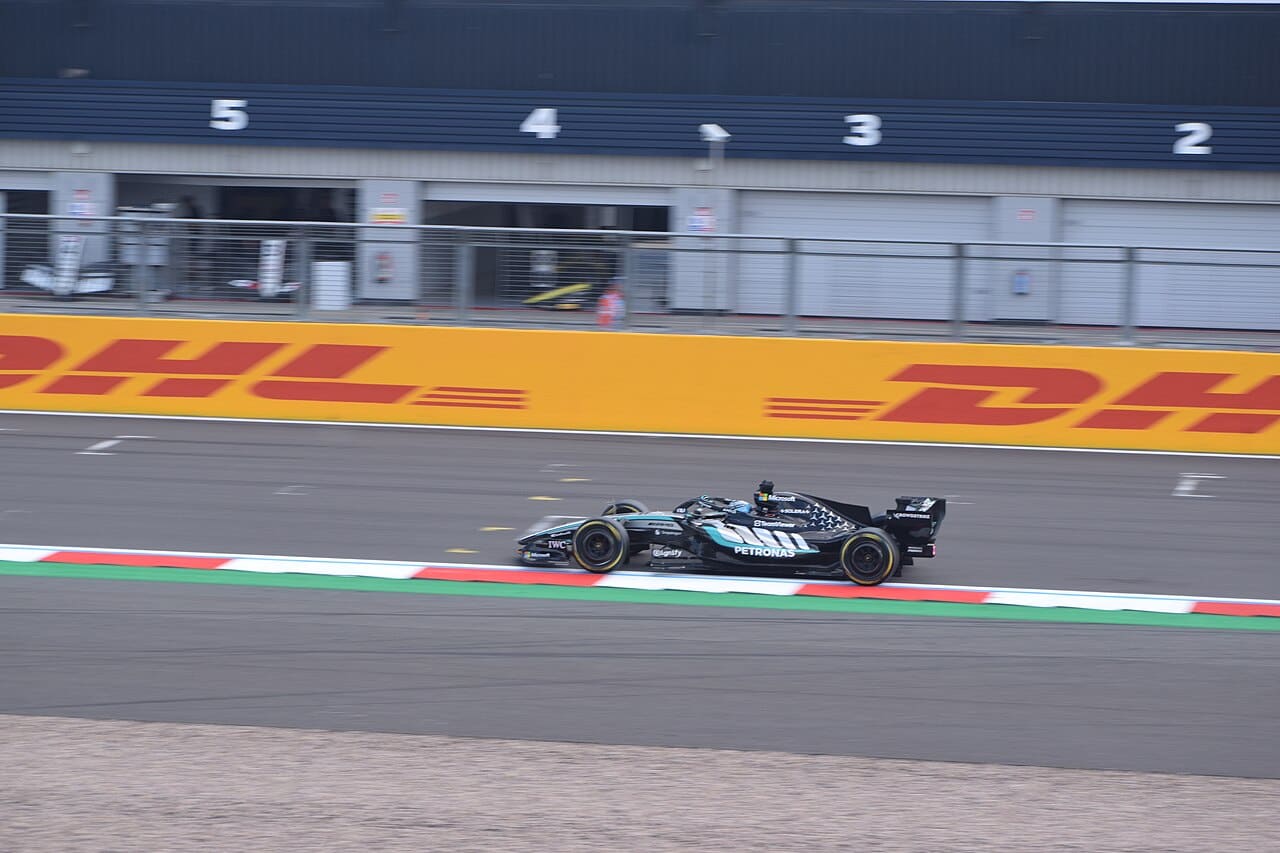 George Russell v monoposte Mercedes F1 na trati