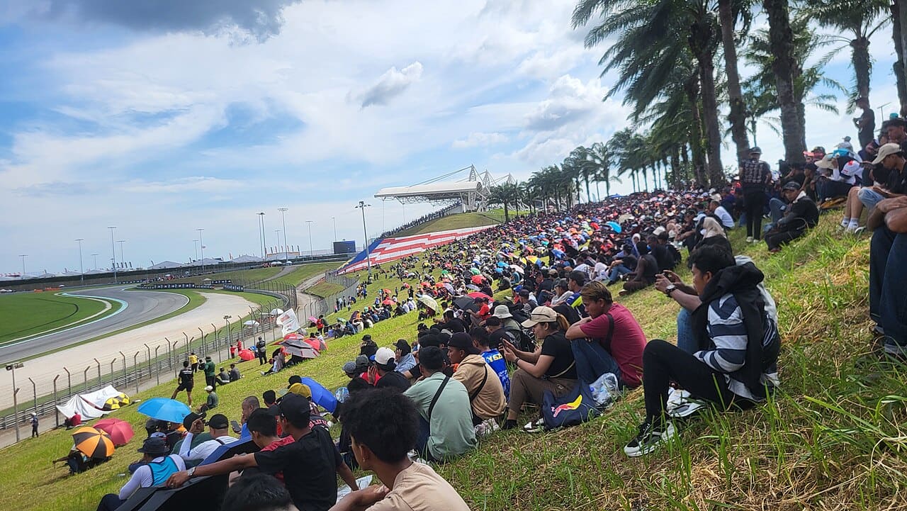 Jazdec MotoGP v zákrute počas pretekov