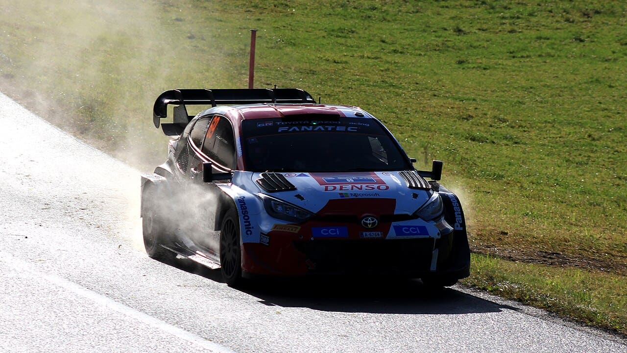 Súťažné auto WRC v akcii na rely